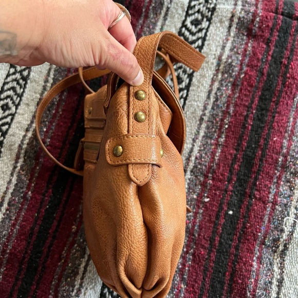 Zara Tan Crossbody Bag with Adjustable Strap and Flap Closure - Picture 2 of 8